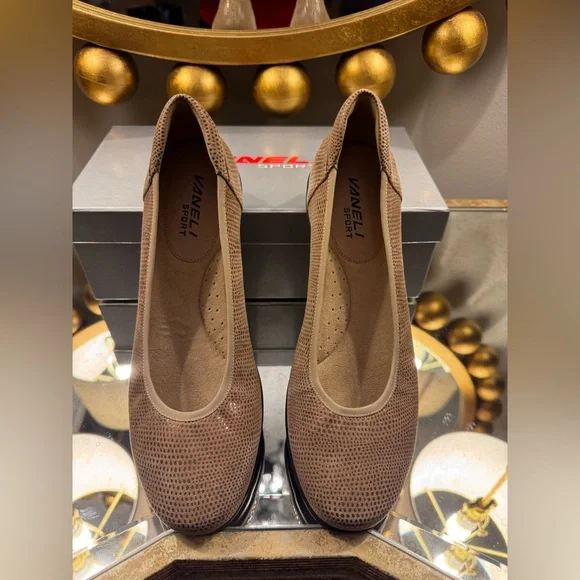 Vaneli Sport Donia Wedge Taupe
Glazed Sueded Leather - Picture 4 of 7